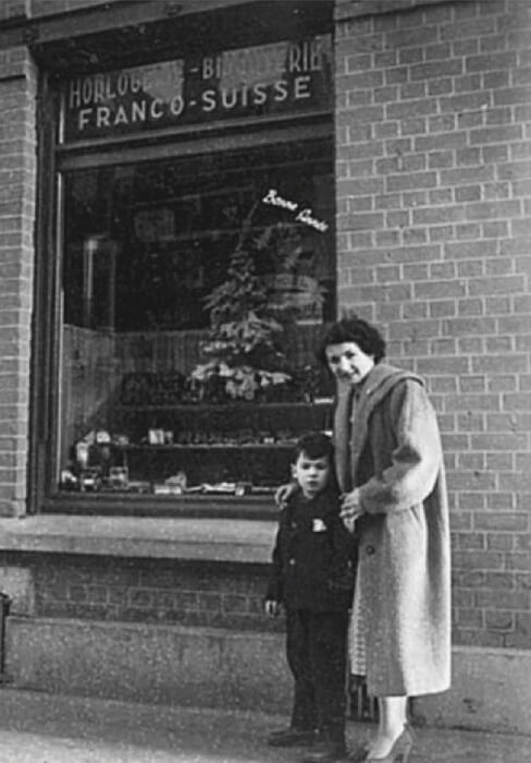 Photo de la grand-mère et le papa de la créatrice enfant devant la première bijouterie à Avion en 1954, créateur bijoux lillois.